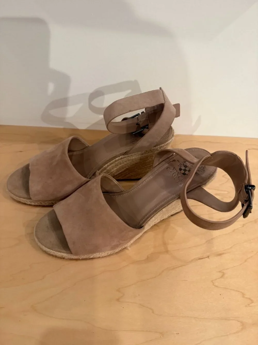 BEIGE VINCE CAMUTO ESPADRILLE WEDGES